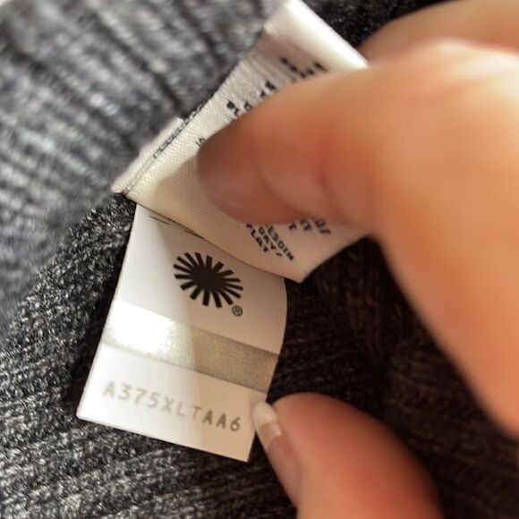 UGG RIB KNIT HAT - Picture 6 of 6